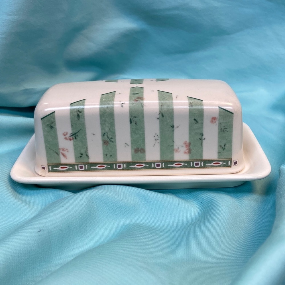 Pfaltzgraff Butter Dish With Lid In The Naturewood Pattern